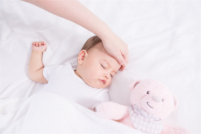 攝圖網_501346776_母嬰撫摸額頭（企業(yè)商用）.jpg