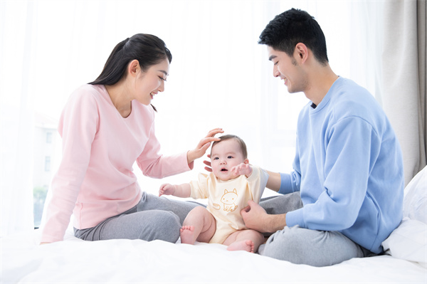 1656406668444800.jpg 攝圖網_501577023_父母和嬰兒一起在床上玩耍(企業商用).jpg