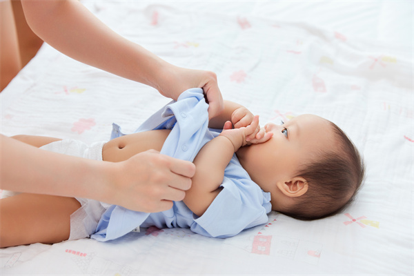 1656495722733019.jpg 攝圖網(wǎng)_501776451_居家生活媽媽給寶寶換紙尿褲(企業(yè)商用).jpg